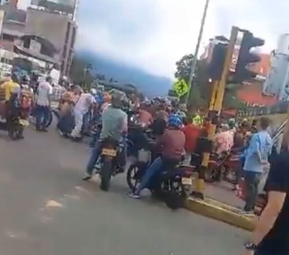 El menor huyó del lugar junto con dos personas en una motocicleta, donde las autoridades locales dieron inicio a una búsqueda para dar con su paradero.