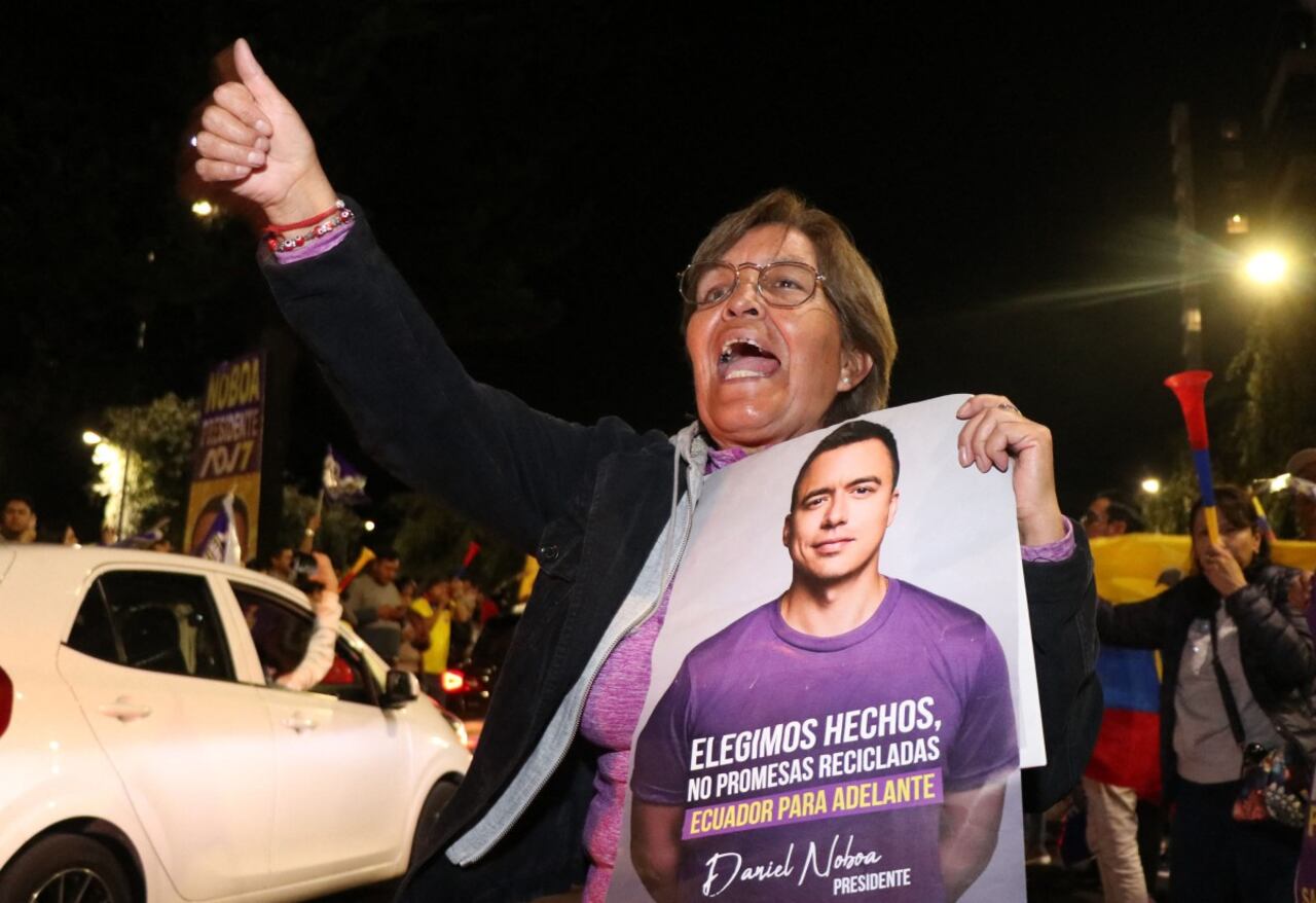 El presidente en ejercicio, Daniel Noboa, mantuvo una ventaja inicial en las elecciones presidenciales de Ecuador, y los votantes parecían respaldar su estrategia de mano dura contra la violencia desenfrenada impulsada por los cárteles. (Foto de Galo Paguay / AFP)