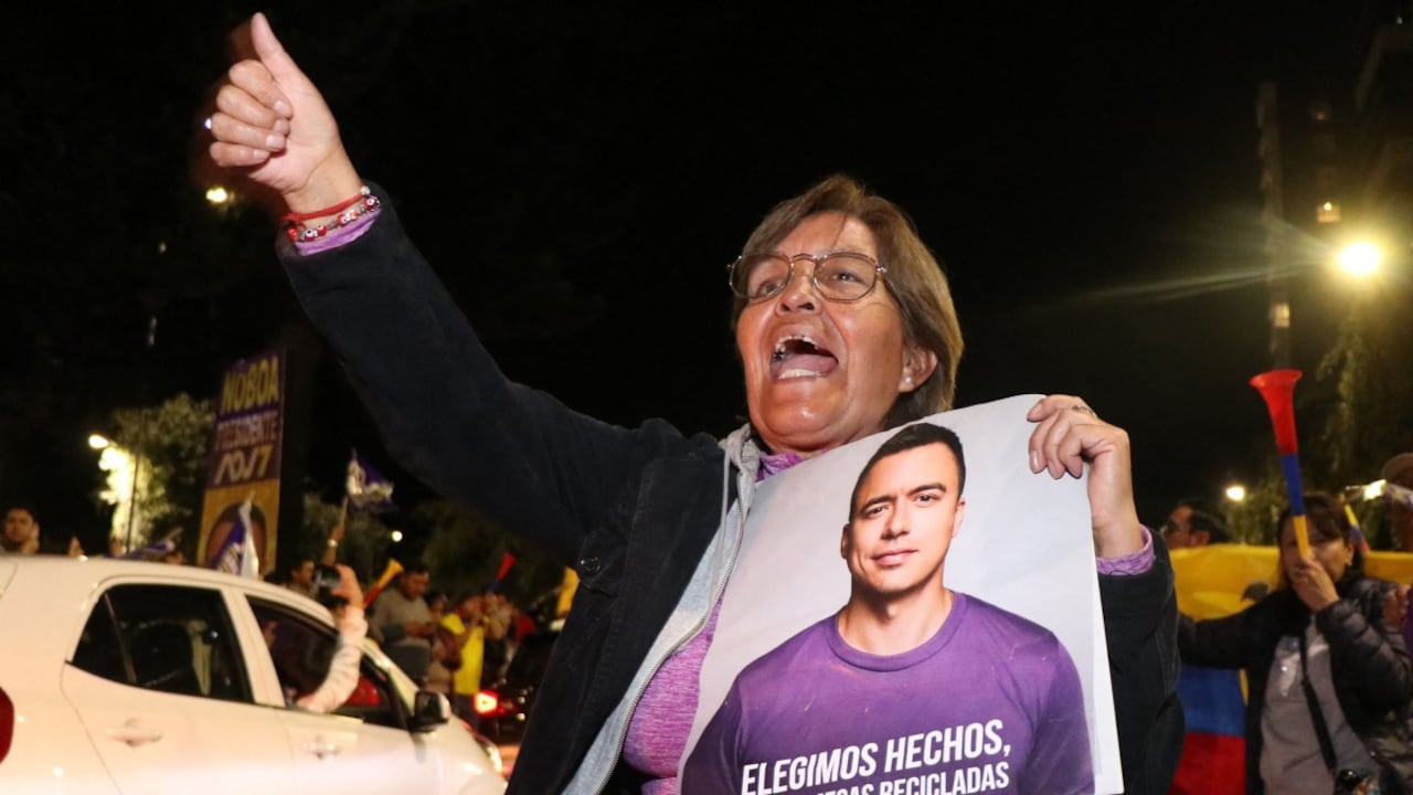 El presidente en ejercicio, Daniel Noboa, mantuvo una ventaja inicial en las elecciones presidenciales de Ecuador, y los votantes parecían respaldar su estrategia de mano dura contra la violencia desenfrenada impulsada por los cárteles. (Foto de Galo Paguay / AFP)