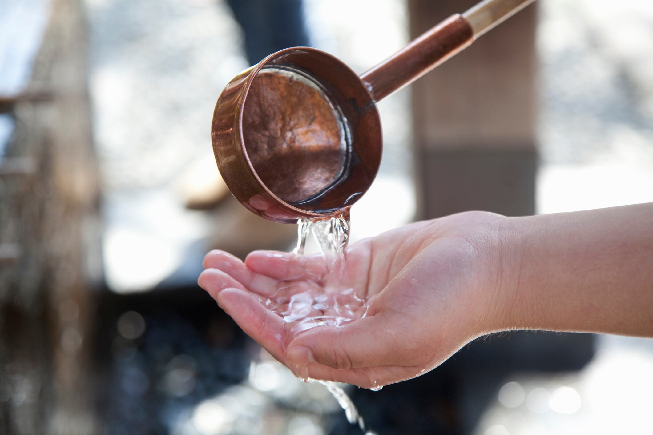 Se subraya el impacto positivo que tener acceso a agua limpia puede tener en la salud y el bienestar de las personas, enfatizando la importancia de buscar soluciones accesibles y efectivas.