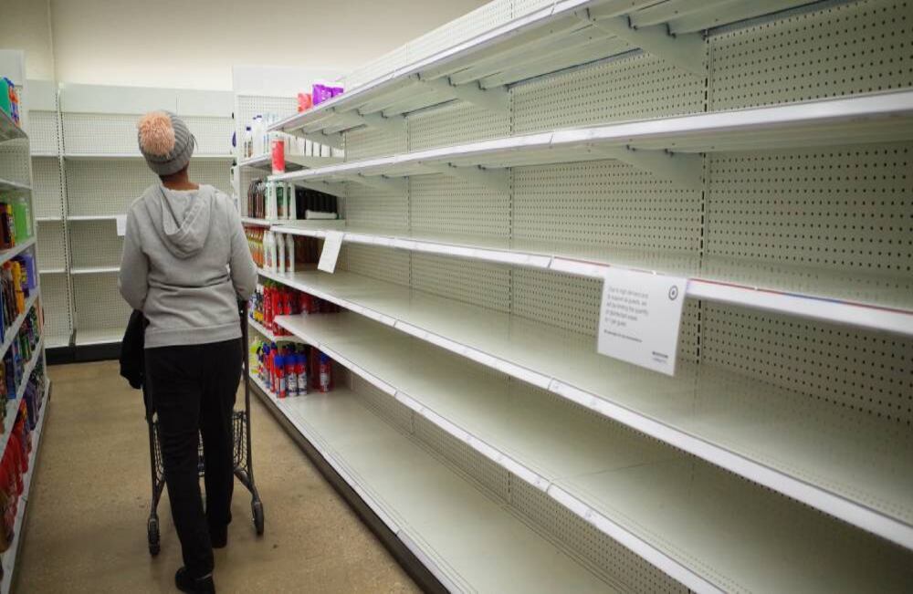 Los estantes de una tienda en Washington no tienen elementos de limpieza. Se estima que 900 millones de personas están confinadas en sus hogares en todo el mundo, según un recuento de AFP. La mayoría está acorralada por órdenes obligatorias de cierre del gobierno, mientras que otros están bajo toque de queda, en cuarentena o siguiendo los consejos de no abandonar sus hogares. En los Estados Unidos, más de un tercio de la población se está adaptando a la vida en varias fases del encierro. Foto: Mandel Ngan / AFP