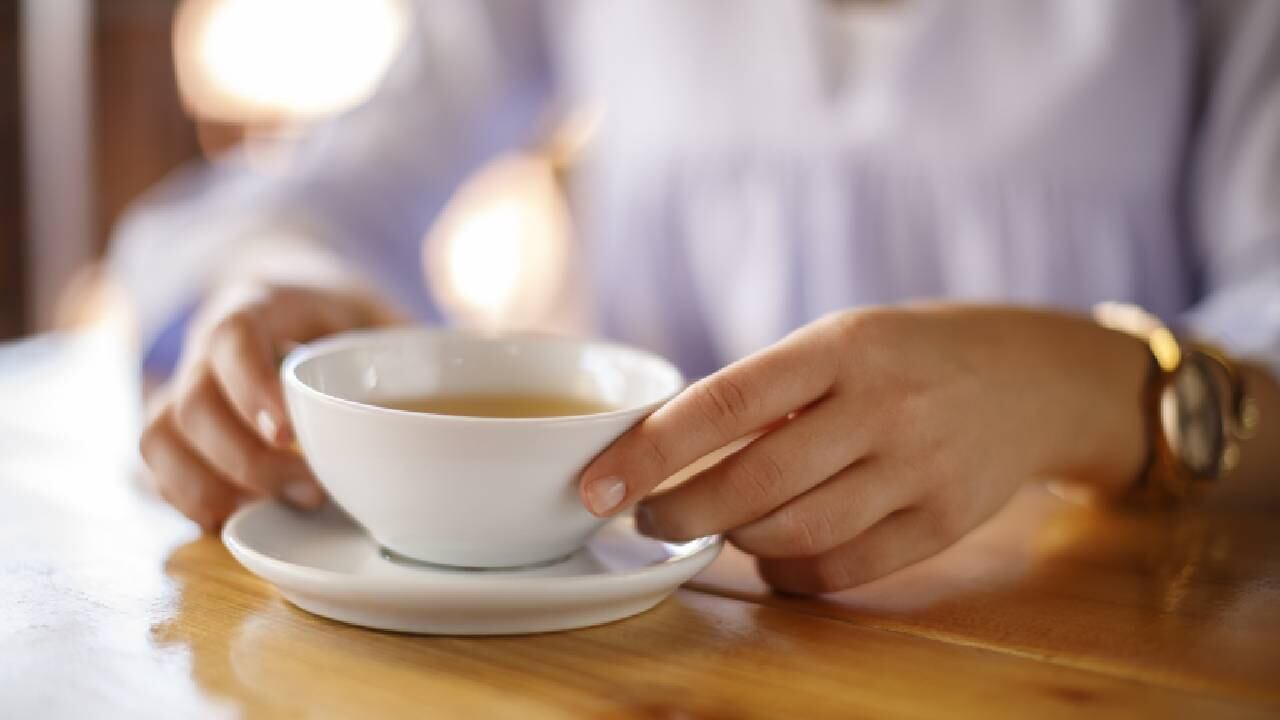 La infusión de manzanilla tiene efectos carminativos que ayudan a reducir el malestar estomacal. Foto: GettyImages.