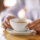 La infusión de manzanilla tiene efectos carminativos que ayudan a reducir el malestar estomacal. Foto: GettyImages.