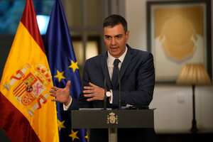 El presidente del Gobierno español, Pedro Sánchez, habla durante una conferencia de prensa celebrada en la embajada española en Beijing, el viernes 31 de marzo de 2023. (AP Photo/Ng Han Guan)