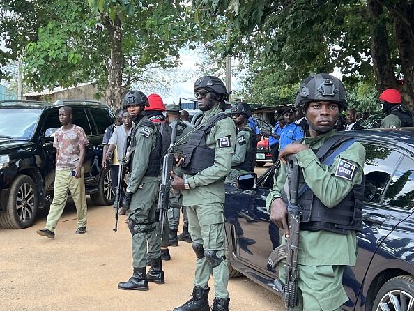 El portavoz de la policía Alfred Alabo, informó que había hombres armados “disparando esporádicamente” y anunció que se habían desplegado agentes de seguridad a la zona. (Photo by Adam Abu-bashal/Anadolu Agency via Getty Images)