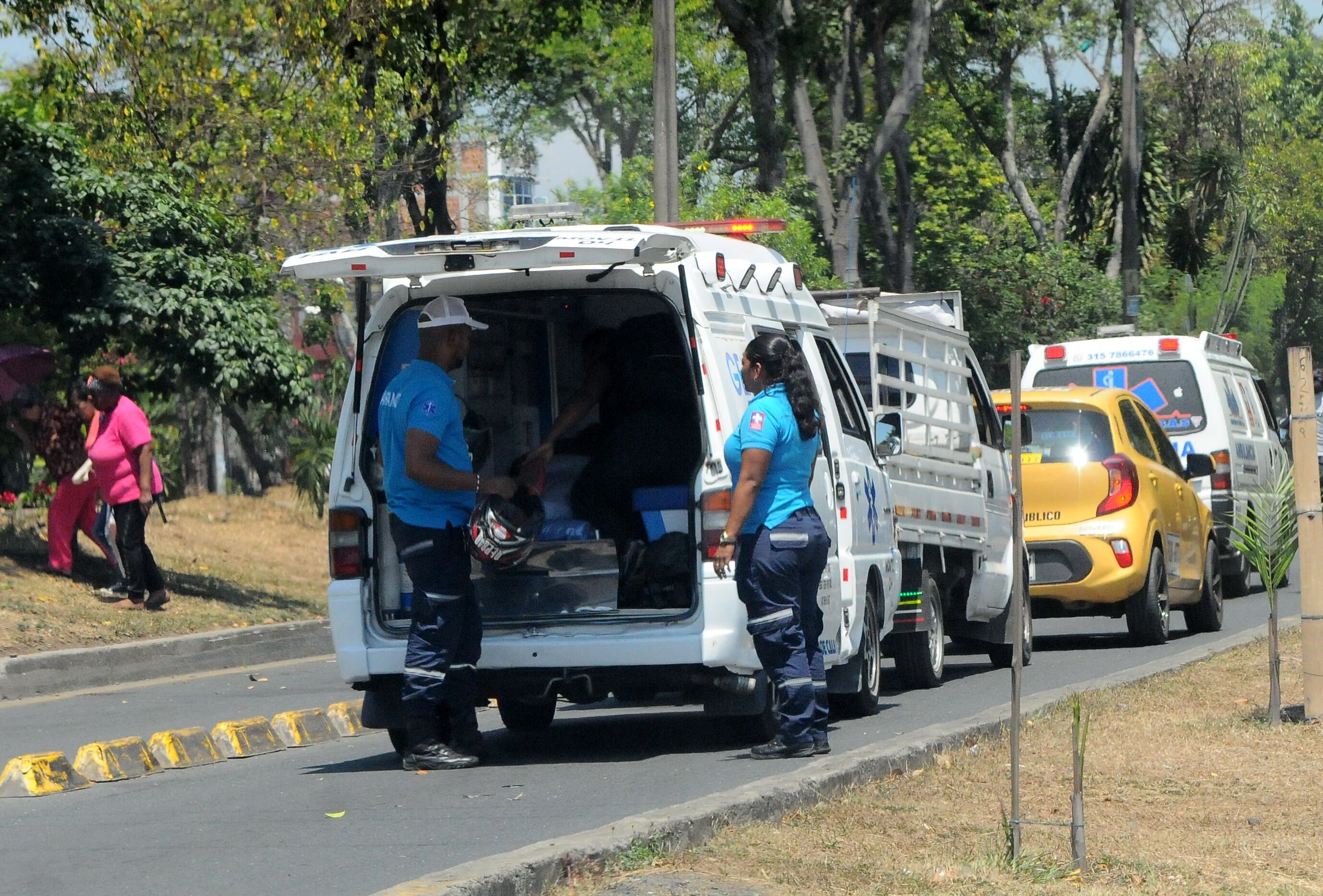Cali: Cada vez son más frecuentes los accidentes en la ciudad por imprudencia de ambulancia, entre otras el uso indebido del carril del Mío.  En lo corrido del año ya van más de 10,  en esta ocasión un ciclista fue la víctima mortal.