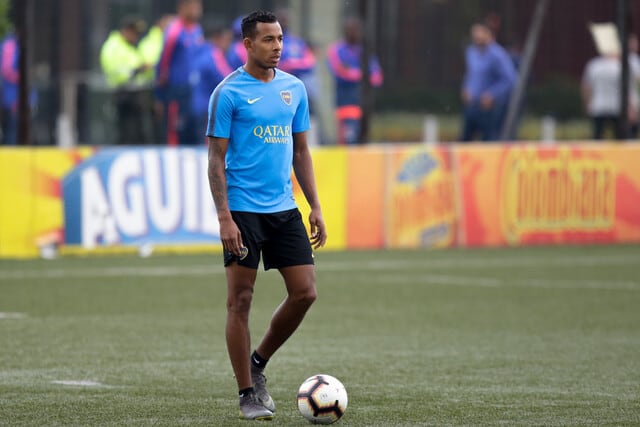 Sebastián Villa con la camiseta de Boca Juniors en sus primeros años con el club.