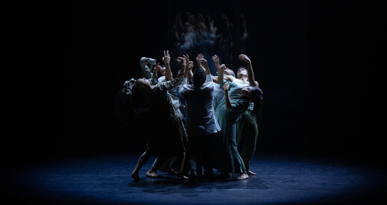 La obra 'Incluso la noche misma está aquí' indaga en cómo el espacio afecta las relaciones humanas, no solo con los otros, sino con nosotros mismos.