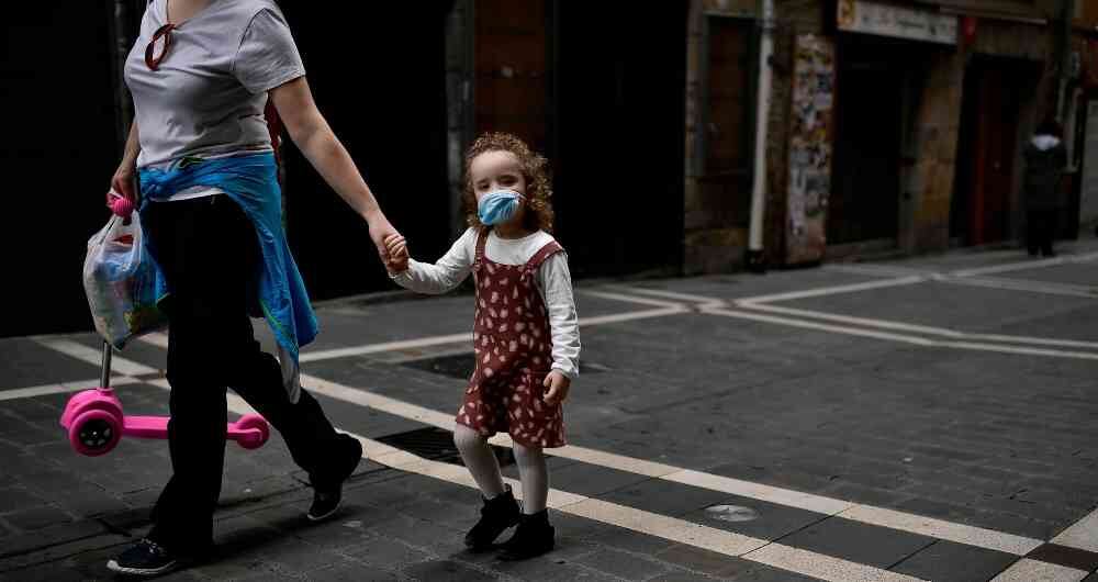 Voceros de Pfizer dijeron a CNN que los datos de su estudio de vacunas sobre niños de 5 a 11 años podrían llegar en algún momento de septiembre próximo y ese mismo pediría su autorización a la agencia de control de medicamentos de EE. UU., FDA.