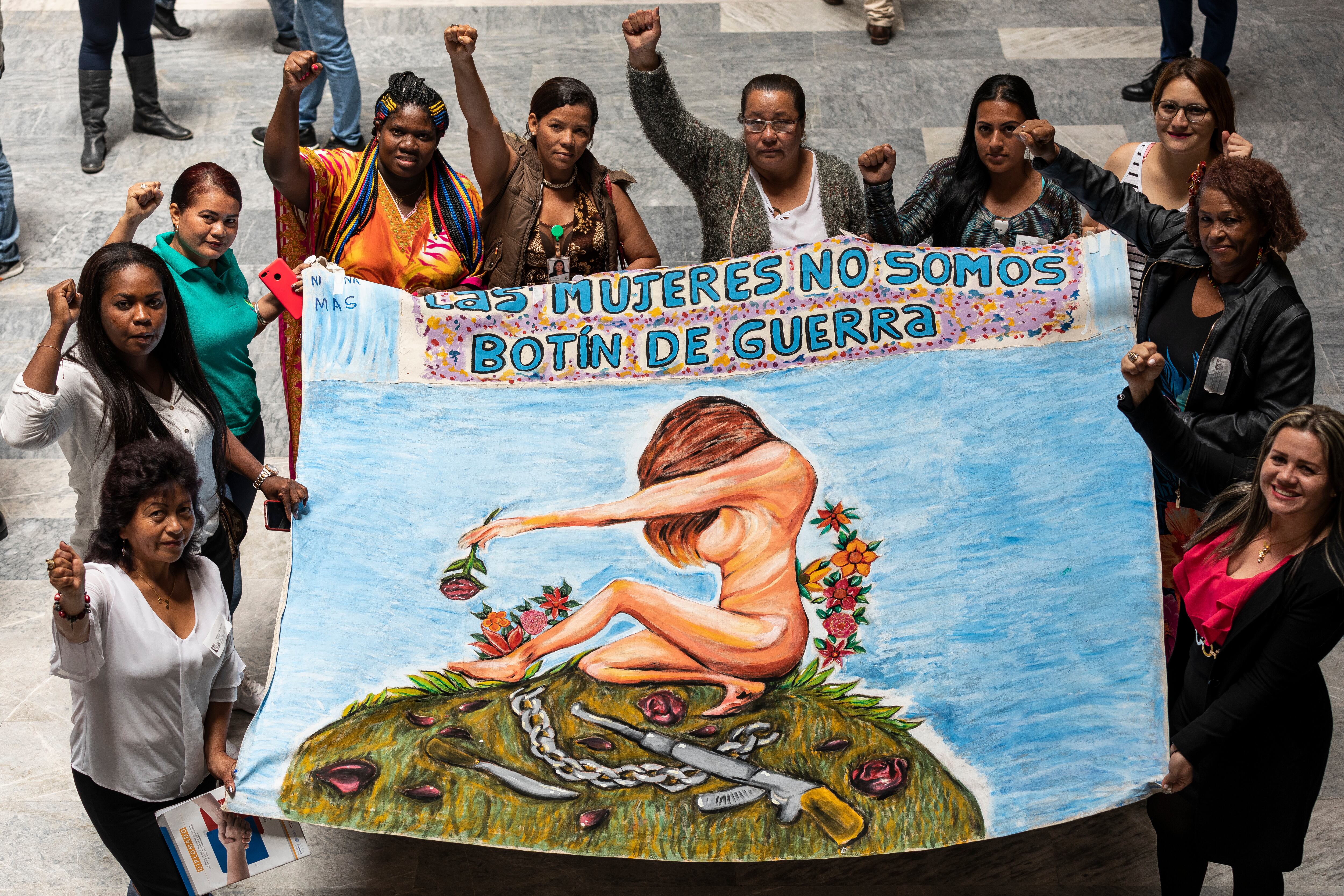 víctimas de violencia sexual en el congreso de la república
LAS MUJERES NOS SOMOS BOTIN DE GUERRA
22 de Mayo 2019
foto: Esteban Vega La-Rotta
Revista Semana
VICTIMAS VIOLENCIA SEXUAL