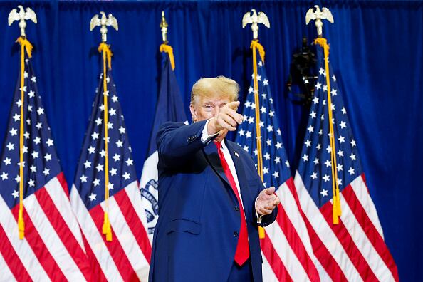 "Contigo a mi lado, demoleremos el Estado Profundo, expulsaremos a los belicistas de nuestro gobierno, expulsaremos a los globalistas, expulsaremos a los comunistas, marxistas y fascistas, nos desharemos de la clase política enferma que odia a nuestro país, derrotaremos a los medios de noticias falsas y desalojaremos al corrupto Joe Biden de la Casa Blanca la noche de las elecciones de 2024", dijo de manera contundente.