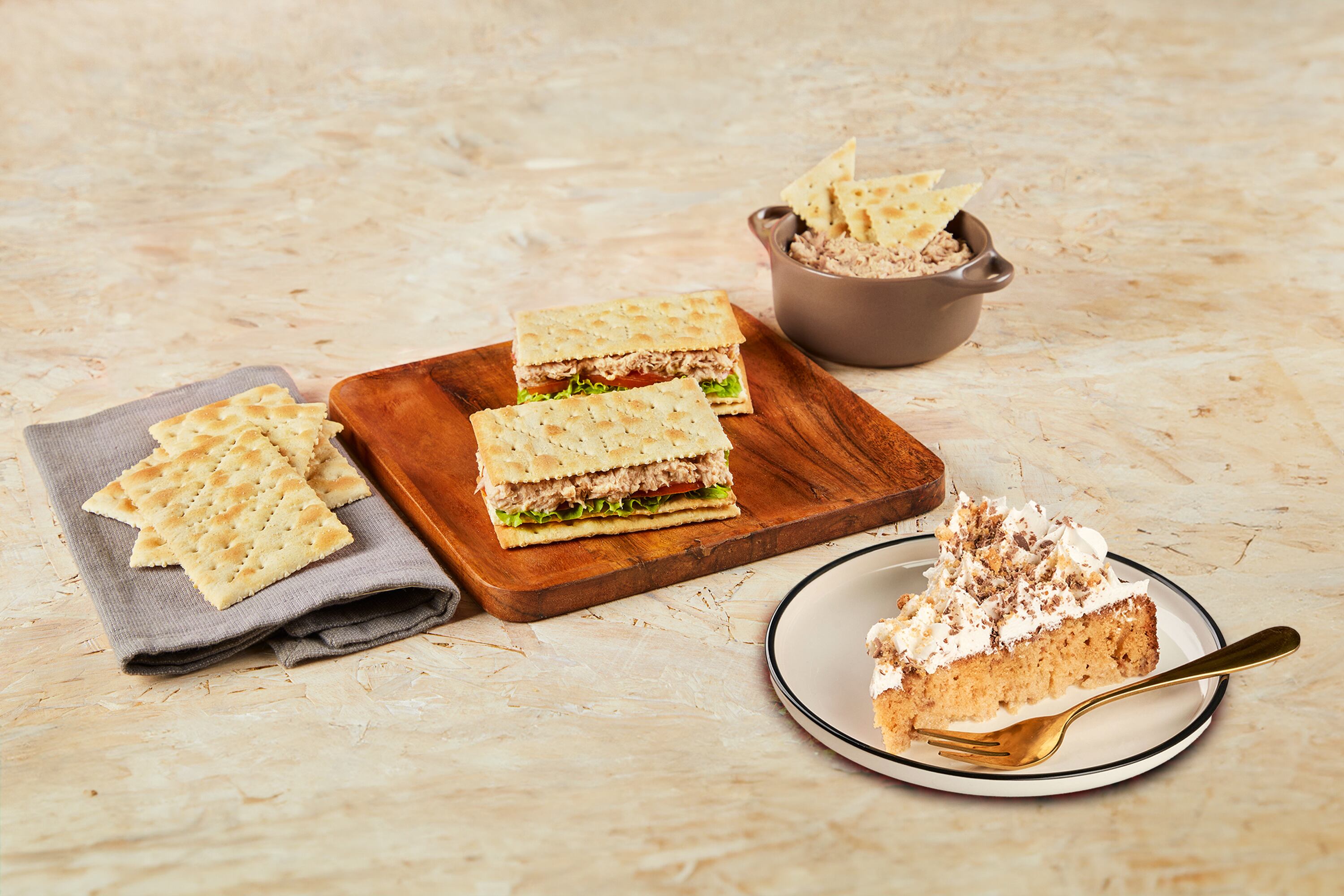 Sándwich de atún con Saltín Noel y torta tres leches con Ducales.