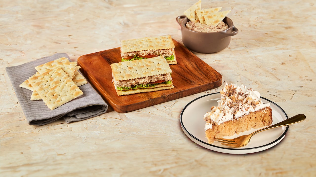 Sándwich de atún con Saltín Noel y torta tres leches con Ducales.