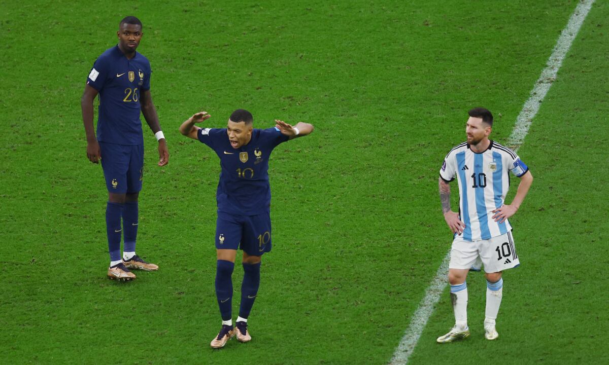 Soccer Football - FIFA World Cup Qatar 2022 - Final - Argentina v France - Lusail Stadium, Lusail, Qatar - December 18, 2022 France's Kylian Mbappe gestures next to Marcus Thuram and Argentina's Lionel Messi REUTERS/Paul Childs