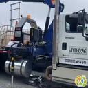 Cayó una de las pimpinas que transportaba y se derramó que lo que iba en su interior