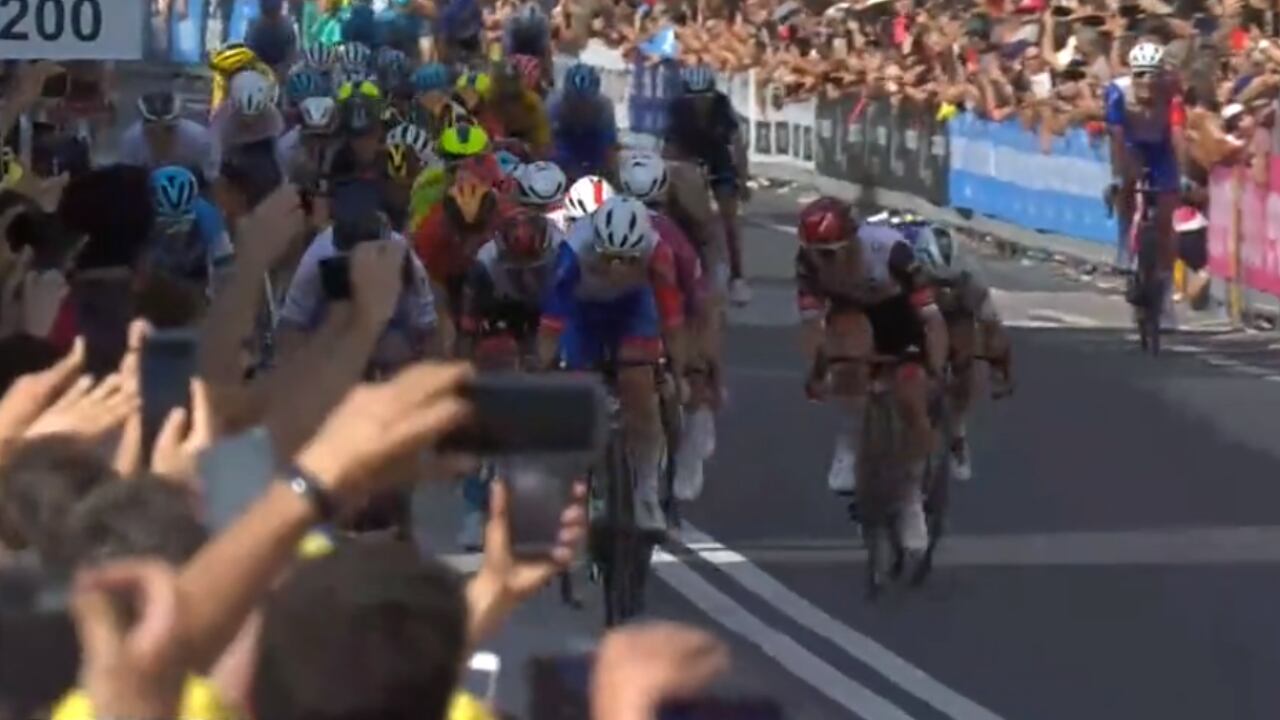 Maxi Richeze y Fernando Gaviria discutieron en medio del esprint final en Cuneo