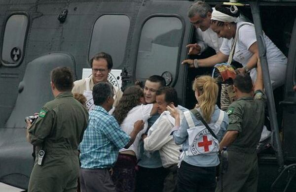  A la 1:10 p.m. el helicóptero Súper Cougar de la Fuerza Aérea brasileña aterrizó en el aeropuerto Vanguardia de Villavicencio con el soldado Calvo y la misión humanitaria.