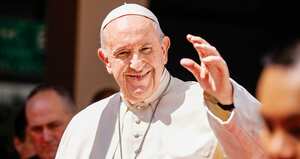 “¿A quién le dio pena, a quién le dio vergüenza tomarse la foto? ¿A Petro o al papa?”, se pregunta Pastrana. Y agrega que el papa ha respaldado al socialismo del siglo XXI.