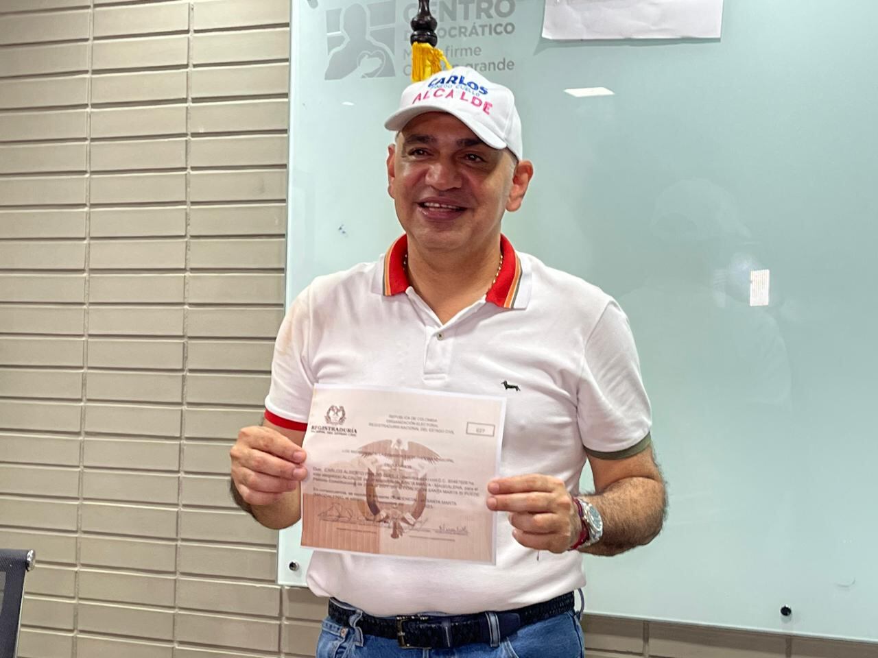 Carlos Pinedo posa con la credencial que lo ratifica como el nuevo alcalde de Santa Marta