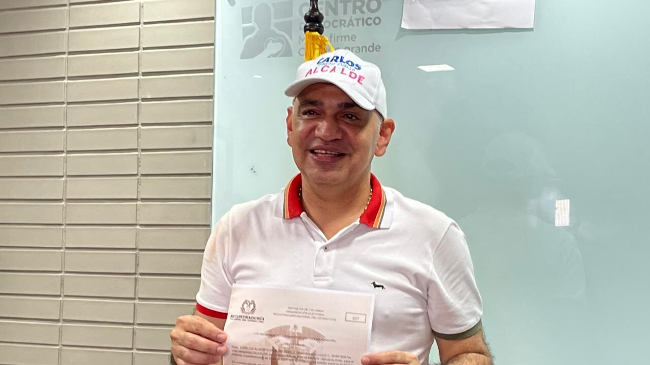 Carlos Pinedo posa con la credencial que lo ratifica como el nuevo alcalde de Santa Marta