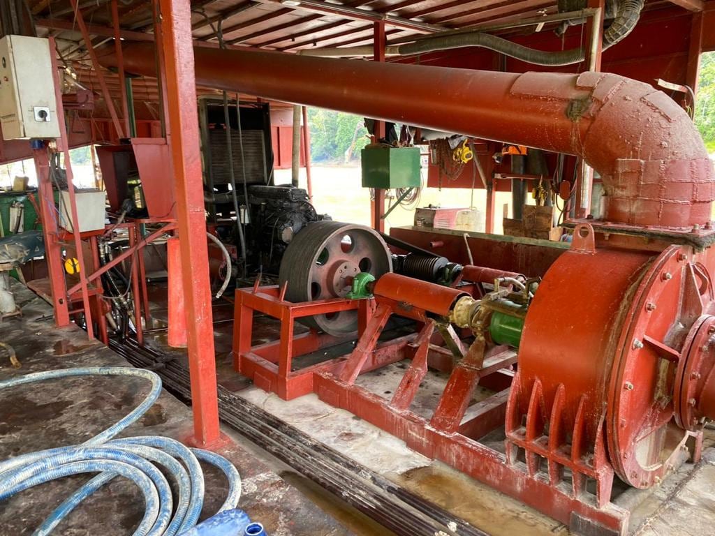 Imagen de la maquinaría usada para la extracción de minería ilegal en frontera entre Colombia y Brasil.