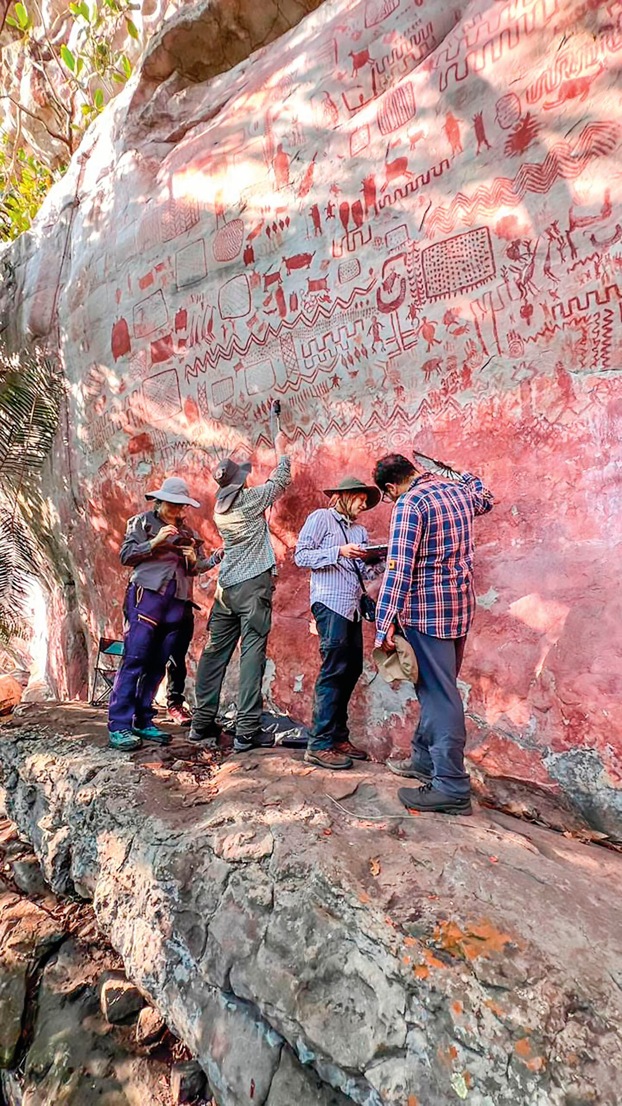 Expertos frente a un muro del Parque Nacional Natural Serranía de Chiribiquete.