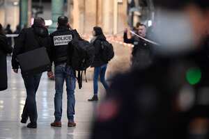 Members of the judiciary police stand in a hall at Paris' Gare du Nord train station, after several people were lightly wounded by a man wielding a knife on January 11, 2023. - The man was arrested by police at the station, which serves as a hub for trains to London and northern Europe, after they opened fire and wounded him, said a police source, who asked not to be named. (Photo by JULIEN DE ROSA / AFP)