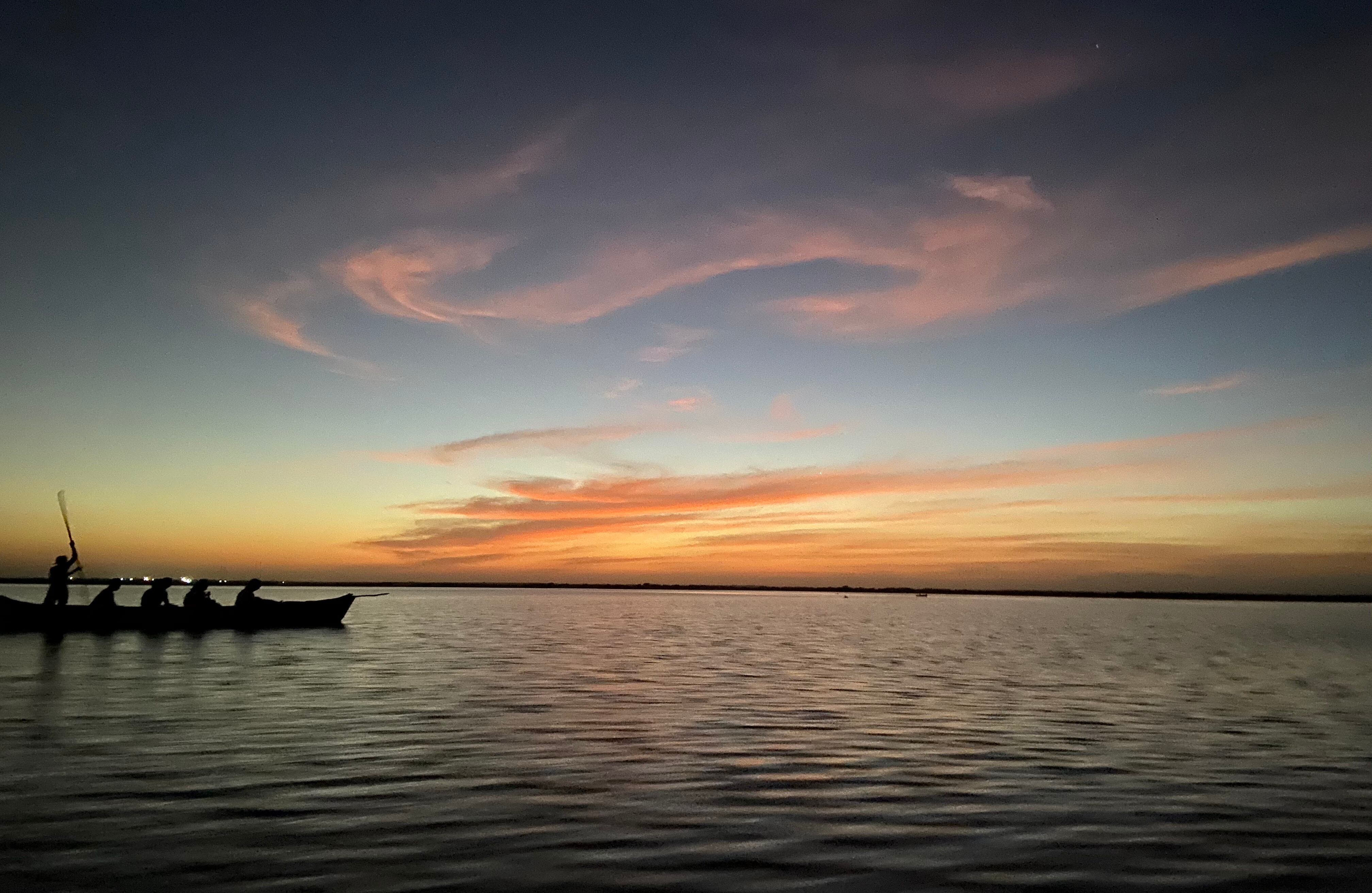 Una de las experiencias que ofrecen las comunidades Wayúu en el corregimiento de Camarones,  a 15 minutos de Riohacha, es disfrutar del amanecer en el Santuario de Fauna y Flora Los Flamencos, en donde es posible observar a cientos de ellos en busca de la artemia salina que les da su color rosado.
