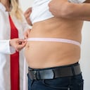 Este ejercicio se puede llevar a cabo de pie o sentado, con la espalda derecha.