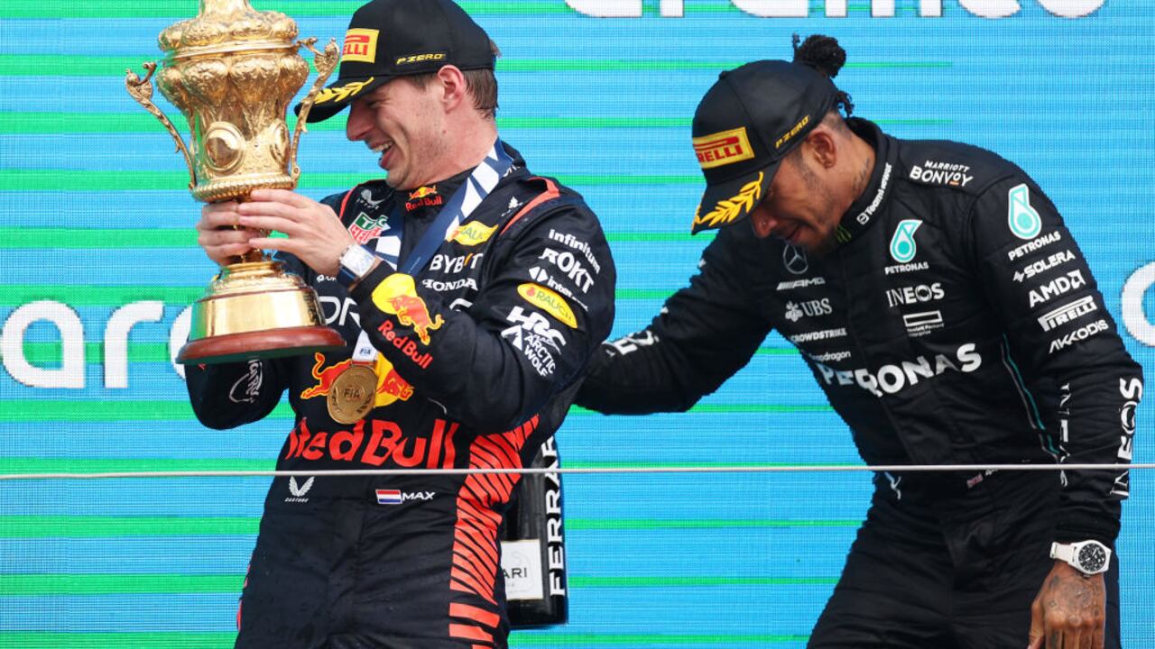 Max Verstappen y Lewis Hamilton, tras el premio en Gran Bretaña.