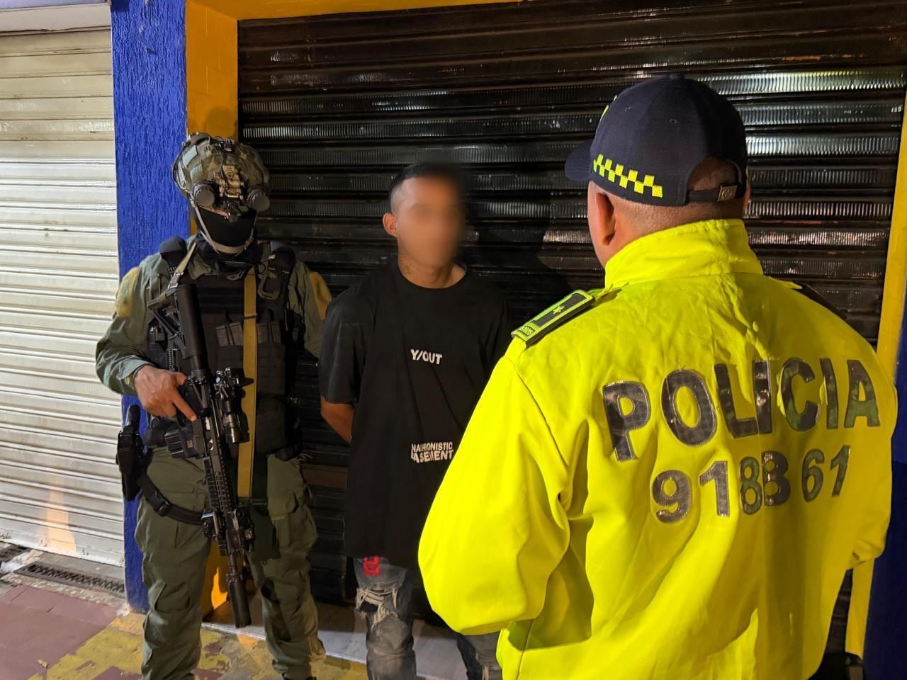 Policía lee derechos de capturado en el caso del mayor Amaya.
