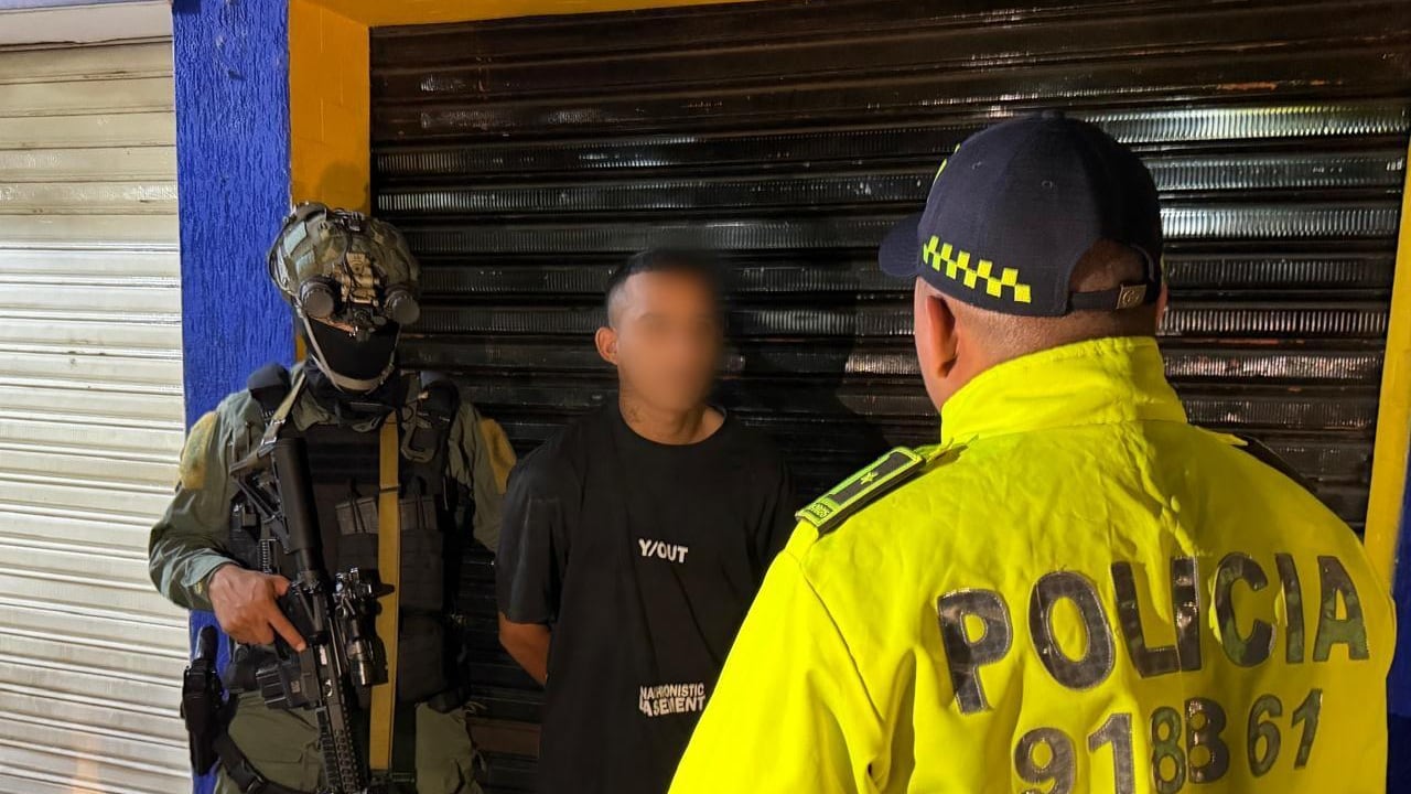 Policía hace lectura de derechos de capturado en el caso del mayor Amaya.