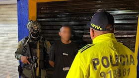 Policía lee derechos de capturado en el caso del mayor Amaya.