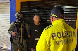 Policía lee derechos de capturado en el caso del mayor Amaya.