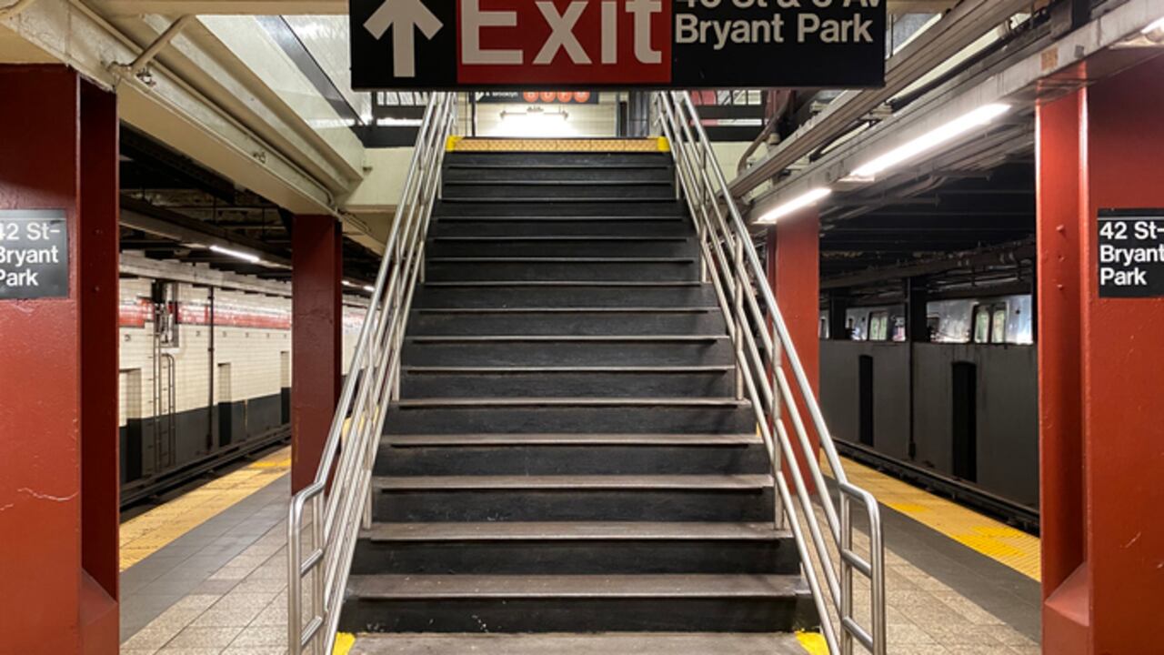 La víctima de 34 años estaba en la parte superior de la escalera que ingresa a la estación de metro. (imagen de referencia).