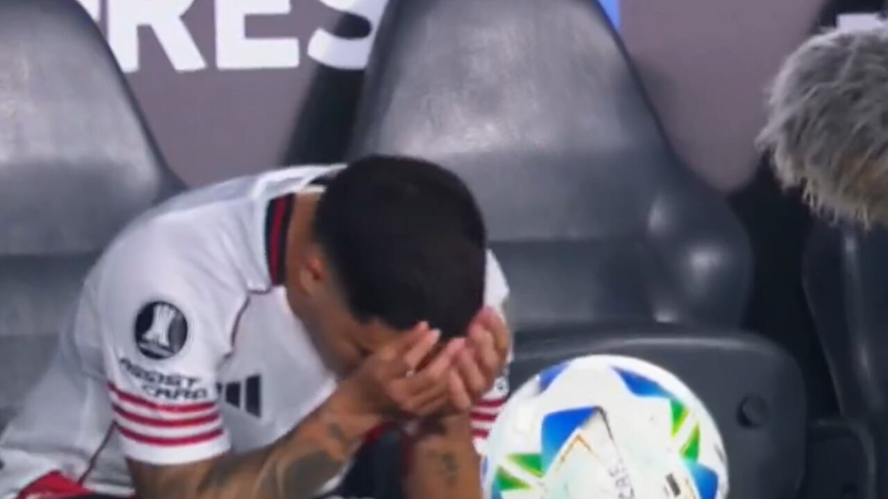 Juan Fernando Quintero reacciona al cambio que lo sacó del partido de River vs. Libertad