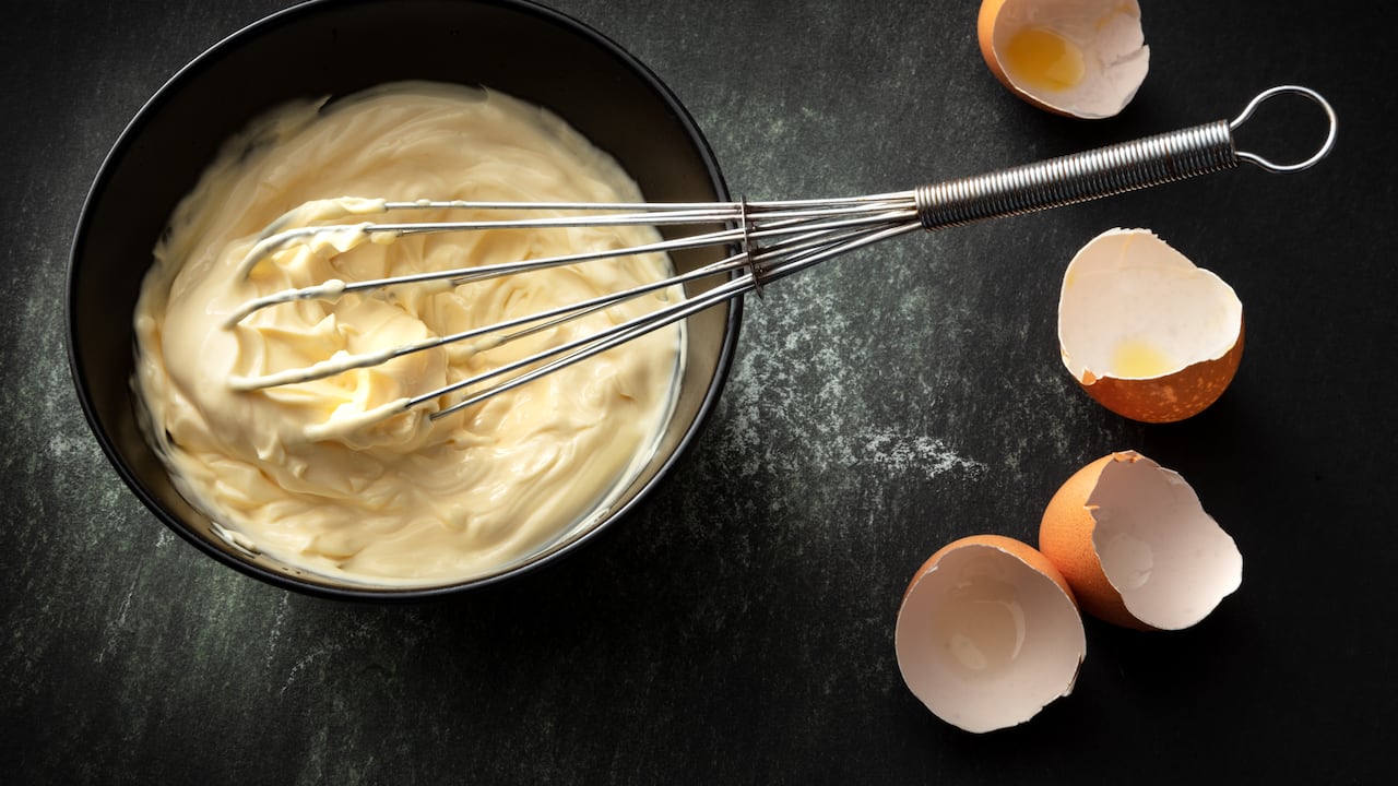 La mayonesa es una salsa que se puede elaborar en casa.