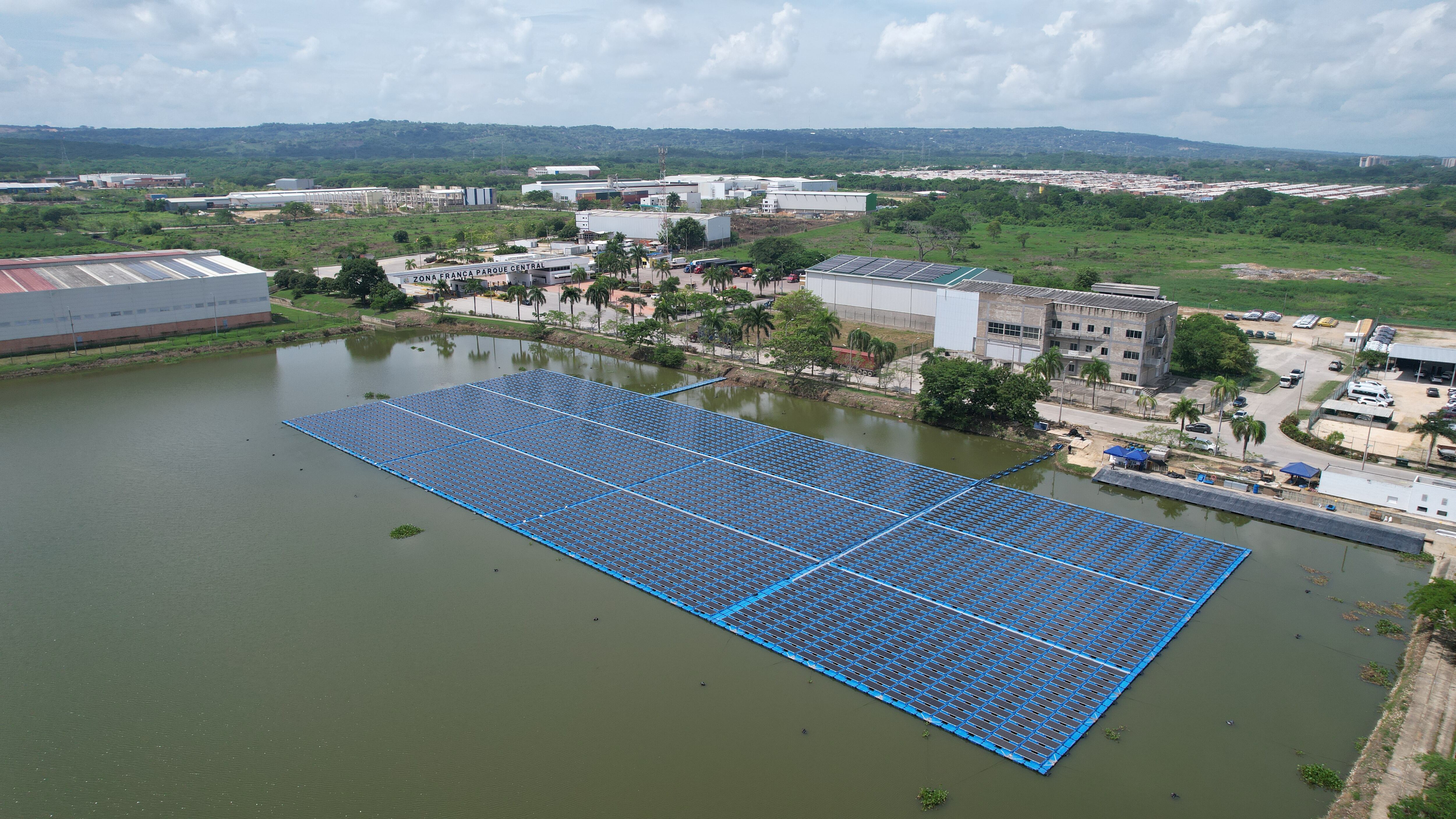 La zona franca cuenta con la planta solar flotante más grande del país, que en su fase completa producirá 2.4 MVA de energía renovable.