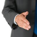 Apretón débil de manos. Un apretón de manos que no es firme será una señal de falta de autoridad. Uno que es demasiado firme podría hacerle parecer demasiado agresivo.