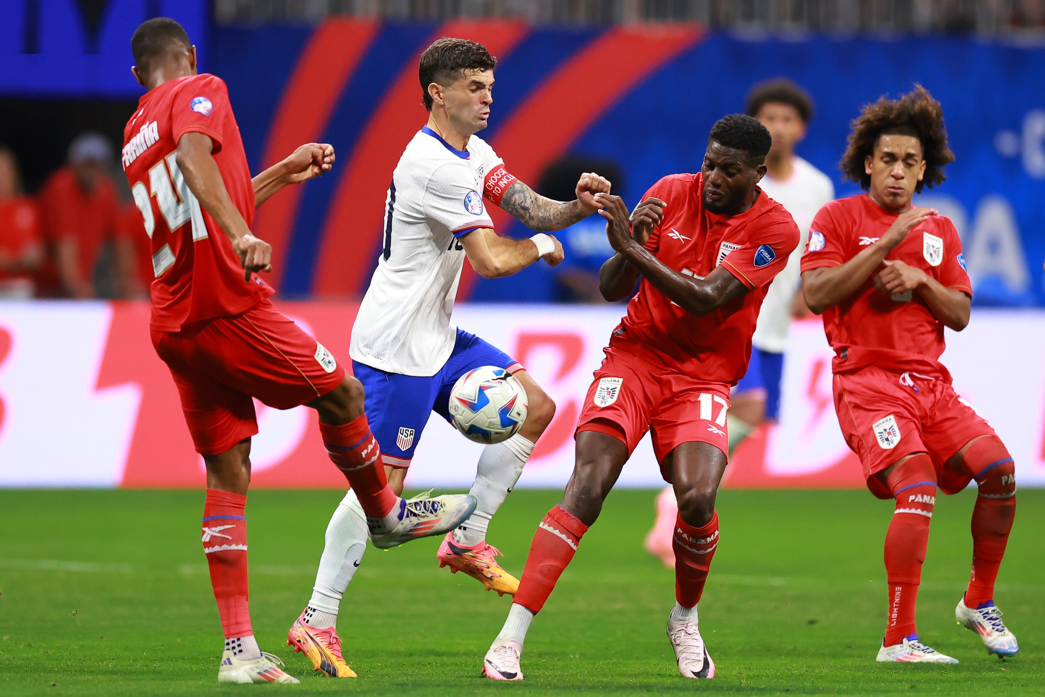 Christian Pulisic de Estados Unidos y José Fajardo de Panamá luchan por el balón durante el partido del Grupo C de la CONMEBOL Copa América USA 2024 entre Panamá y Estados Unidos en el Mercedes-Benz Stadium el 27 de junio de 2024 en Atlanta, Georgia.