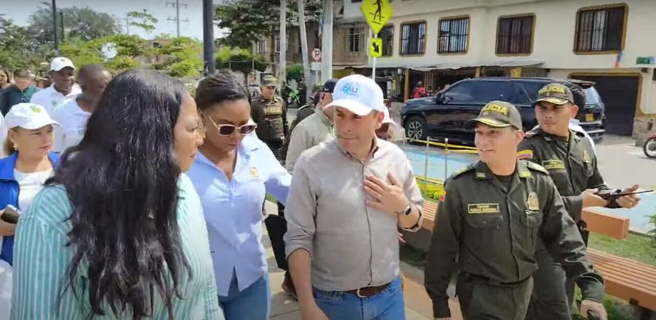 El alcalde de Cali, Alejandro Eder, llegó este lunes 13 de enero al Bulevar de Oriente, el lugar donde ocurrió la trágica masacre el pasado 12 de enero.