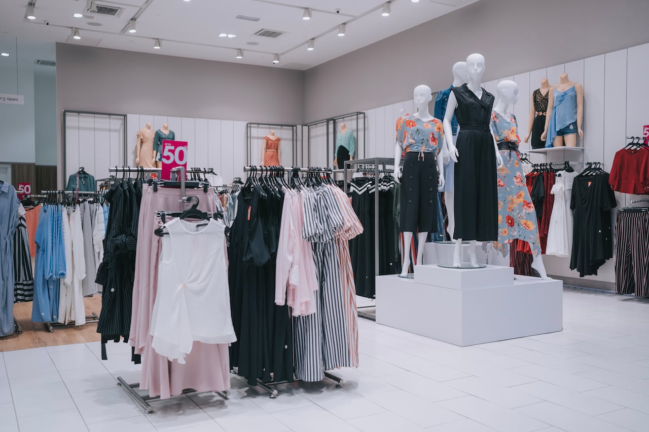 Hombre fingía ser maniquí para robar.