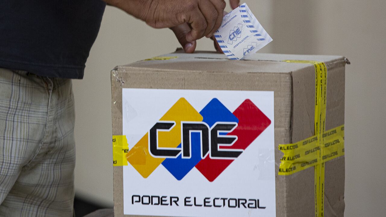 Un hombre vota en el colegio electoral durante las elecciones en Venezuela