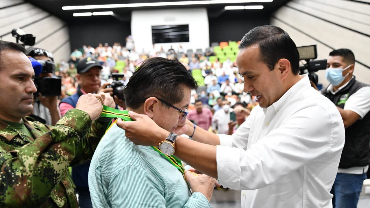 El gobernador de Santander, Mauricio Aguilar, condecorando al ministro de Salud, Fernando Ruiz Gómez.
