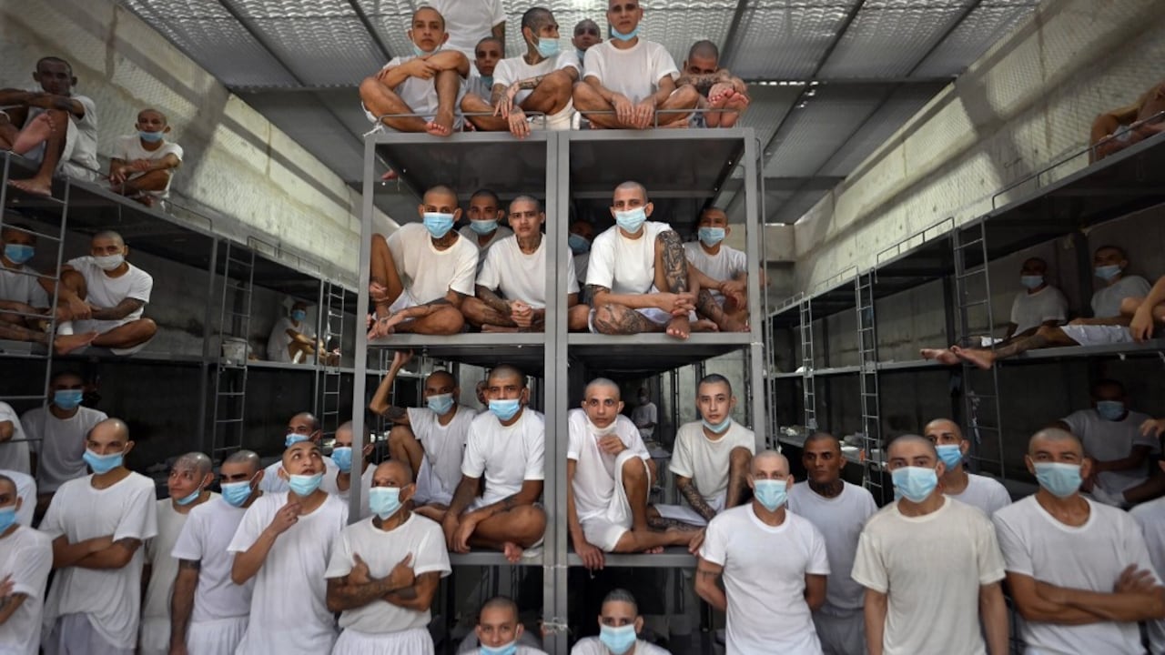 Reclusos permanecen en una celda del megacentro de internamiento antiterrorista (CECOT), donde se encuentran recluidos cientos de integrantes de las pandillas MS-13 y 18, en Tecoluca, 74 kilómetros al sureste de San Salvador, el 21 de agosto de 2023