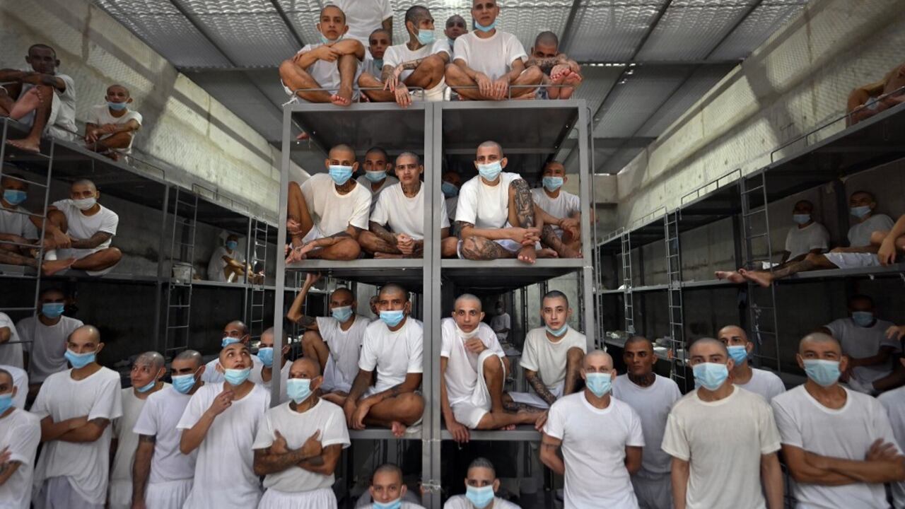 Reclusos permanecen en una celda del megacentro de internamiento antiterrorista (CECOT), donde se encuentran recluidos cientos de integrantes de las pandillas MS-13 y 18, en Tecoluca, 74 kilómetros al sureste de San Salvador, el 21 de agosto de 2023