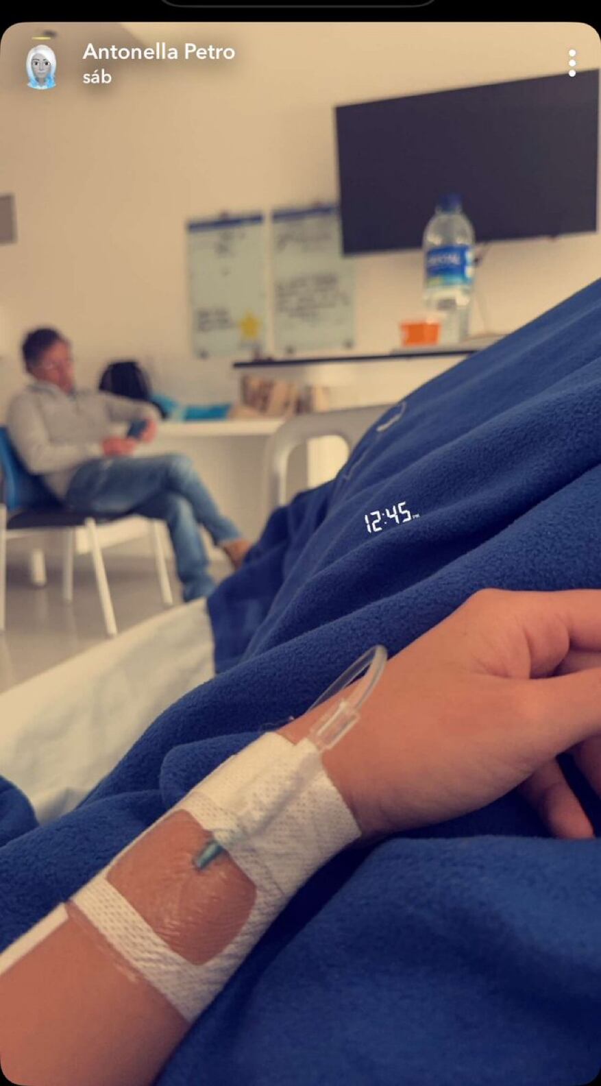 Foto Gustavo Petro visitando a su hija Antonella en la clínica