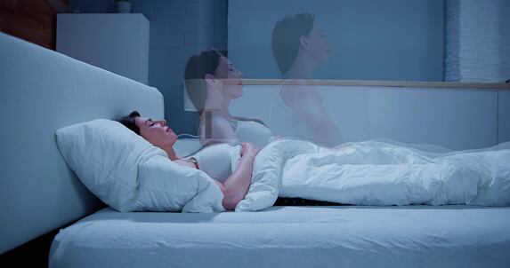 La parálisis del sueño es una alteración funcional en la que la persona pierde el control de los movimientos y del habla minutos después de conciliar el sueño.