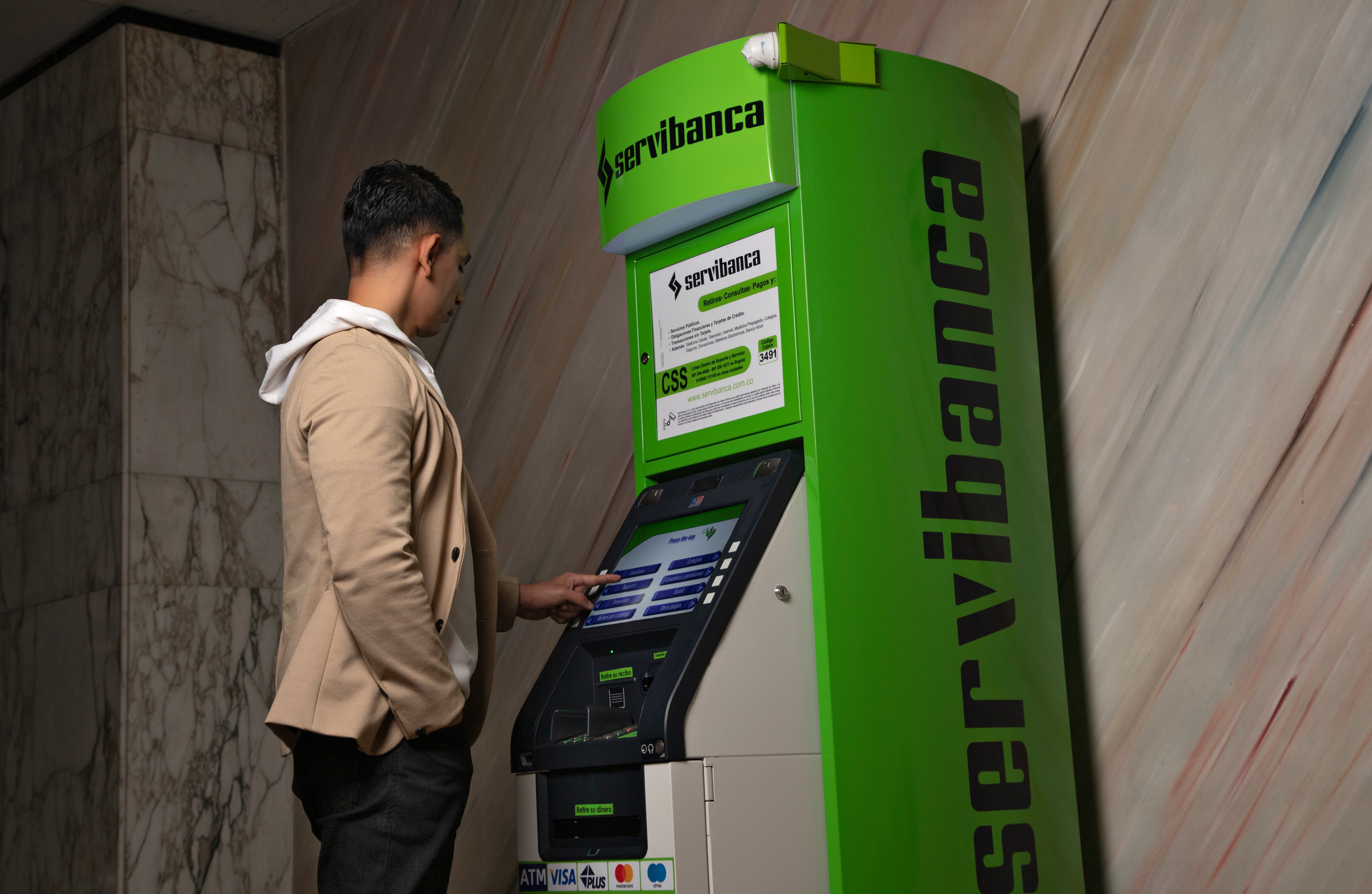 Los cajeros de Servibanca reciben tarjetas de las franquicias Visa y Mastercard, tarjetas privadas y también permite transacciones sin tarjeta. Foto:
Juan Sebastián Cruz Ruiz / Semana.