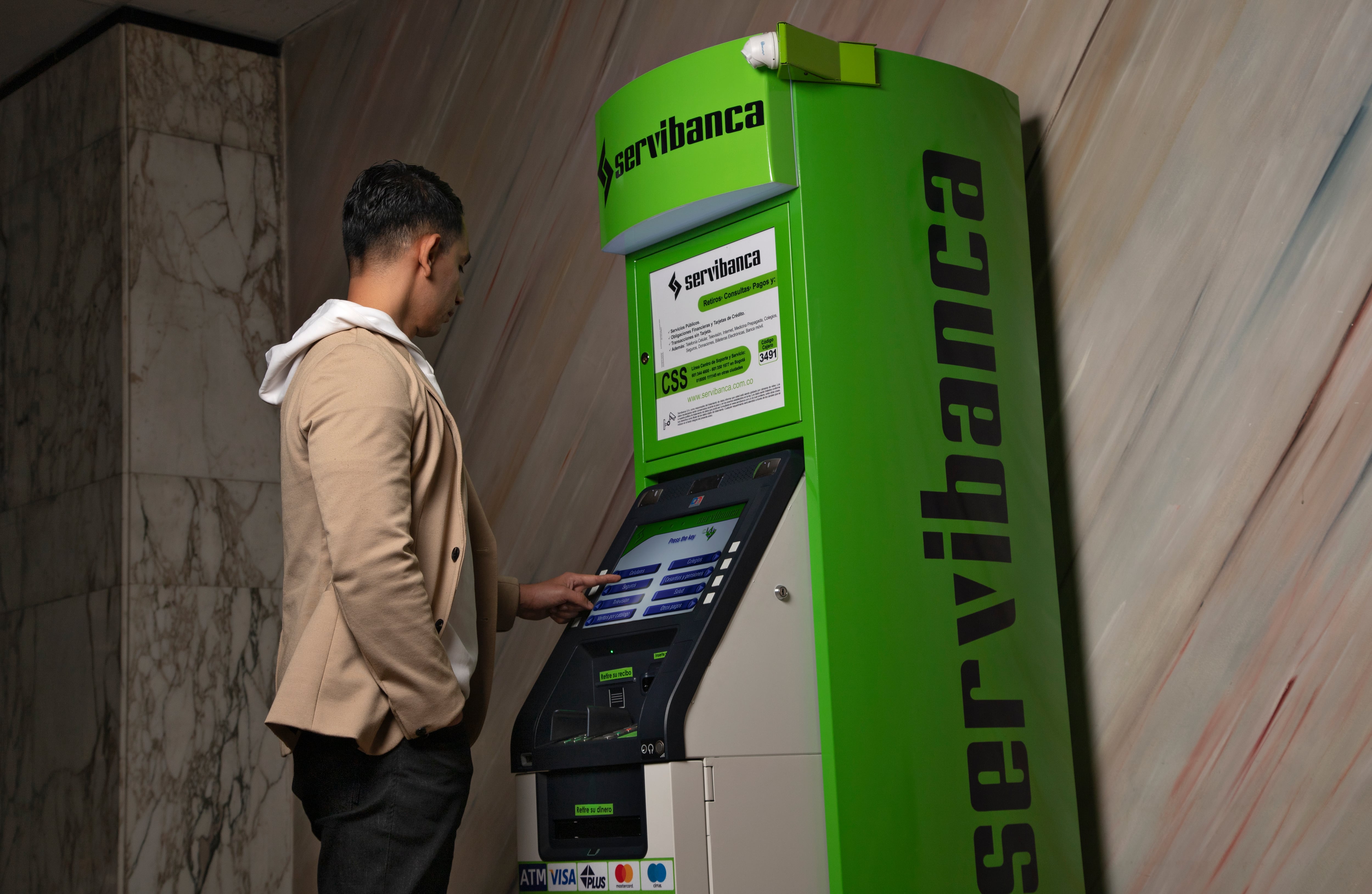 Los cajeros de Servibanca reciben tarjetas de las franquicias Visa y Mastercard, tarjetas privadas y también permite transacciones sin tarjeta. Foto:
Juan Sebastián Cruz Ruiz / Semana.
